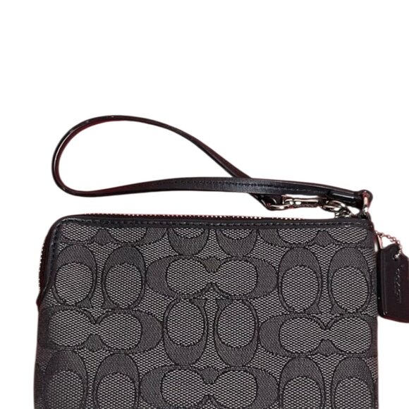 Coach NWOT Signature Corner Zip Wristlet - Picture 2 of 3